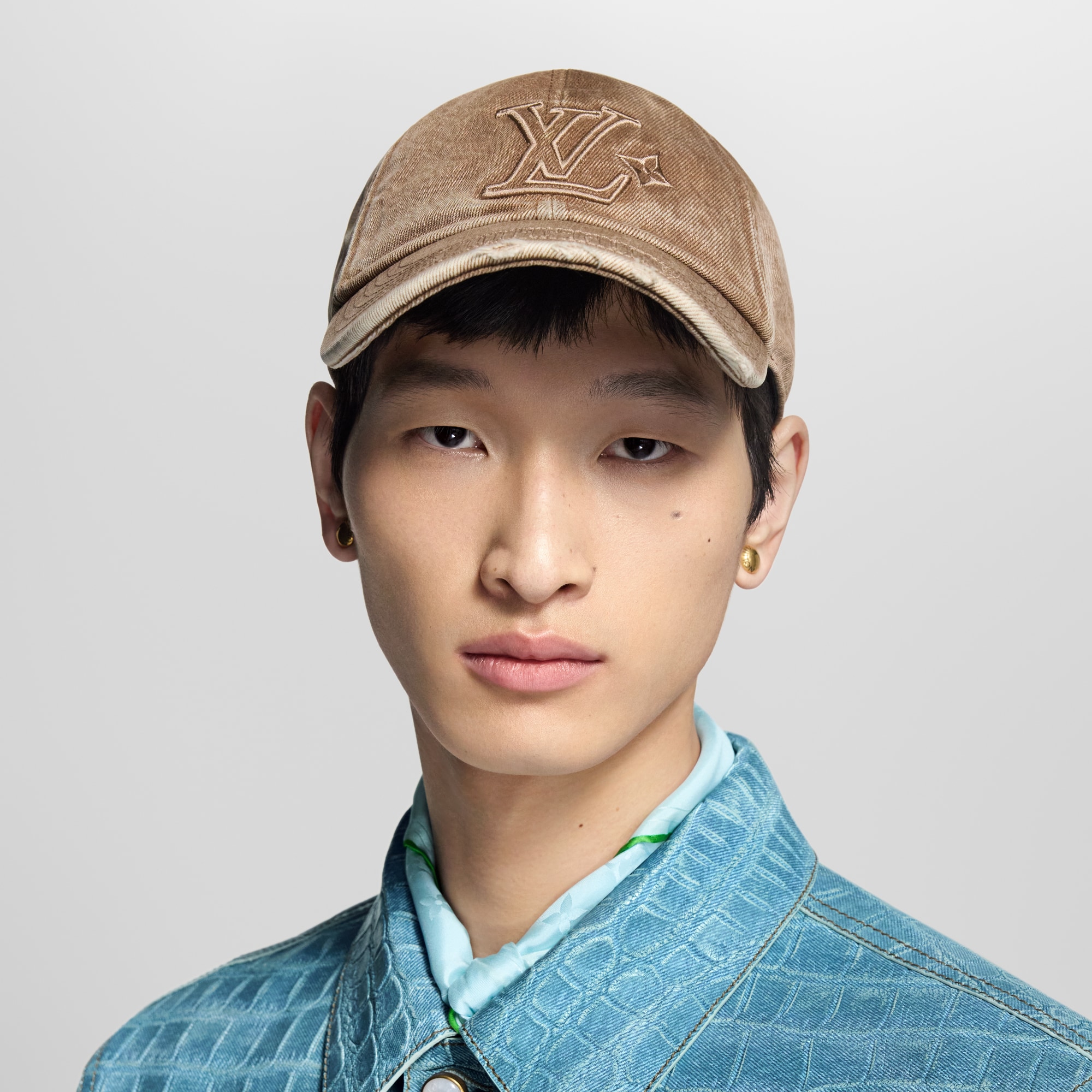 หมวกแก๊ปรุ่น LV Denim Washed . in ผู้ชาย