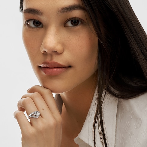 แหวน LV Diamonds Pavé Double เพชรเจียระไนรูป LV Monogram Star in จิวเวลรี่'s คอลเล็คชั่น LV Diamonds collections by Louis Vuitton (การย่อ/ขยายผลิตภัณฑ์)