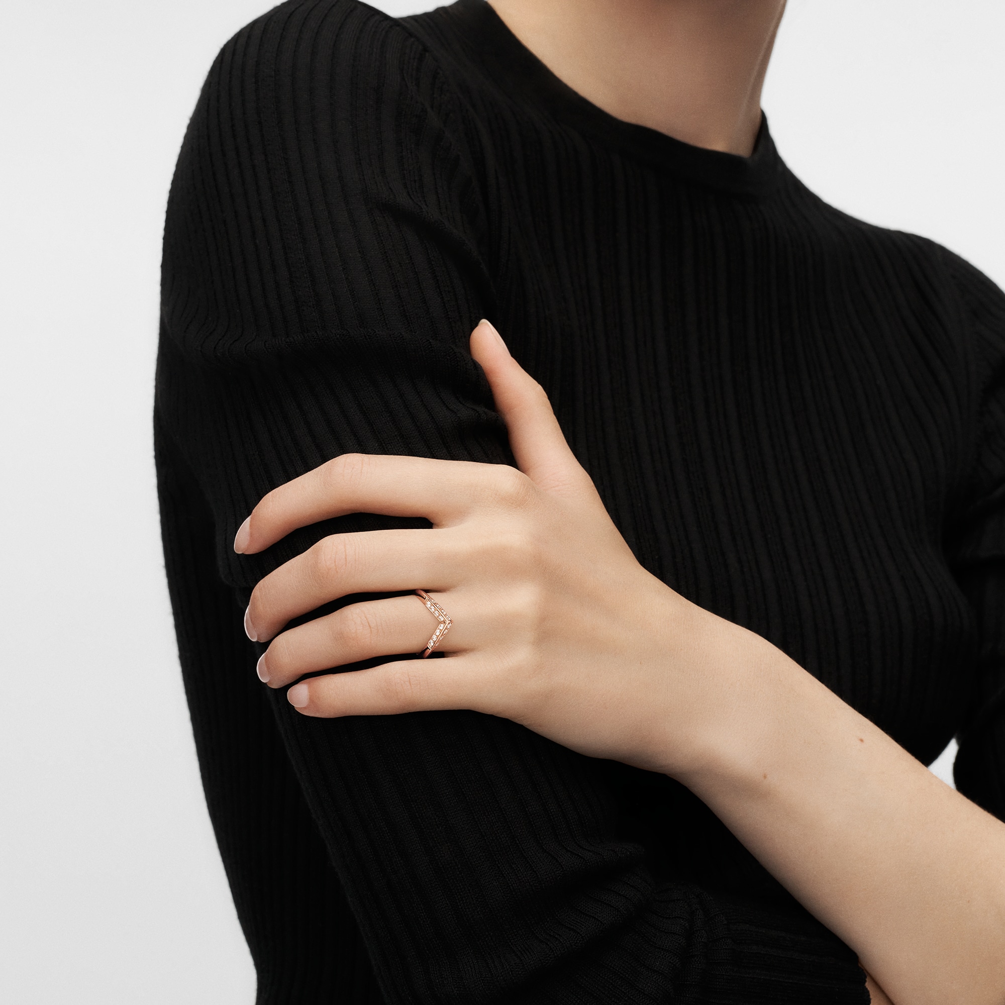 แหวน LV Diamonds Pavé V พิงค์โกลด์  in จิวเวลรี่