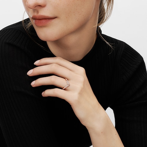 แหวน LV Diamonds Pavé V พิงค์โกลด์ in จิวเวลรี่'s หมวดหมู่ แหวนแต่งงาน collections by Louis Vuitton (การย่อ/ขยายผลิตภัณฑ์)