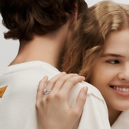 แหวน LV Diamonds Pavé V แพลทินัม in จิวเวลรี่'s หมวดหมู่ แหวนแต่งงาน collections by Louis Vuitton (การย่อ/ขยายผลิตภัณฑ์)