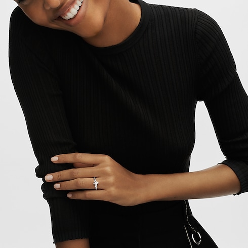 แหวน LV Diamonds Solitaire เพชรเจียระไนรูป LV Monogram Star in จิวเวลรี่'s คอลเล็คชั่น LV Diamonds collections by Louis Vuitton (การย่อ/ขยายผลิตภัณฑ์)