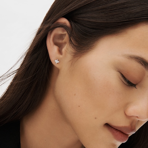 ต่างหูสตั๊ด LV Diamonds เพชรเจียระไนรูป LV Monogram Star - สำหรับหนึ่งข้าง in จิวเวลรี่'s คอลเล็คชั่น LV Diamonds collections by Louis Vuitton (การย่อ/ขยายผลิตภัณฑ์)