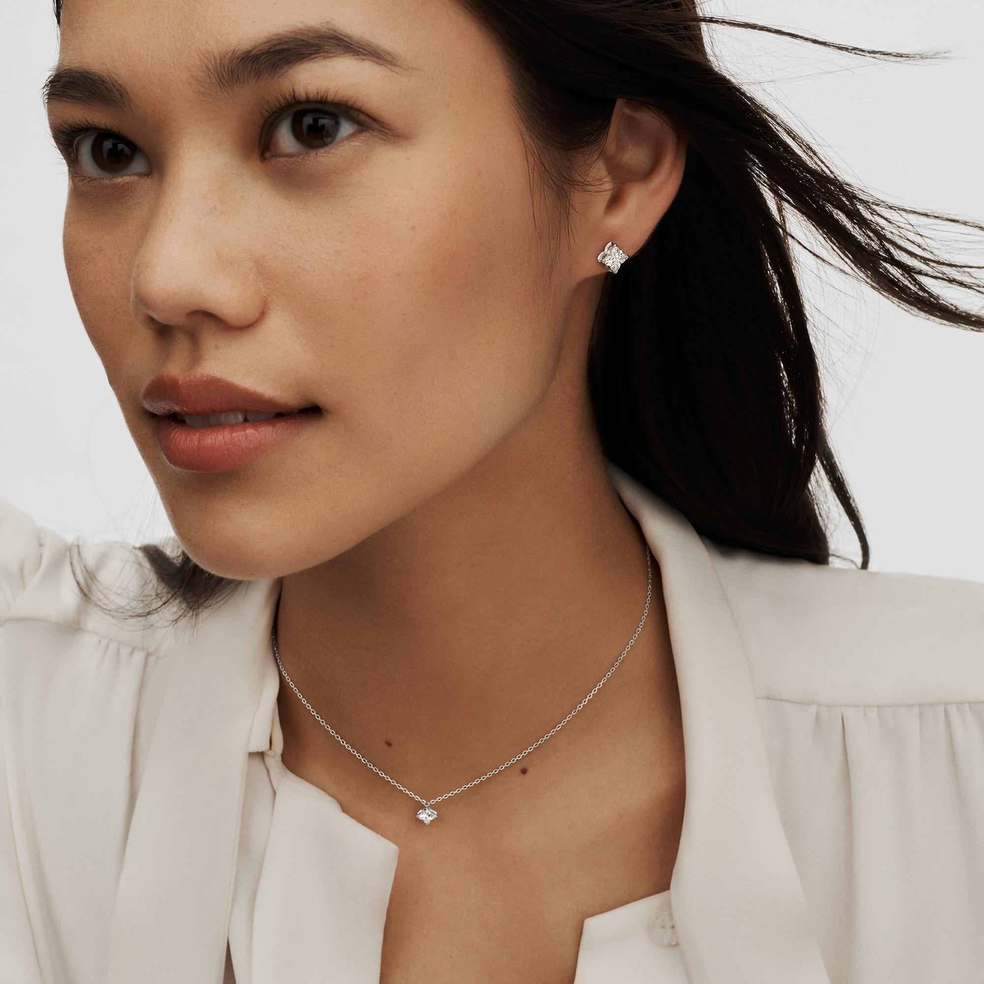 ต่างหูสตั๊ด LV Diamonds เพชรเจียระไนรูป LV Monogram Star - สำหรับหนึ่งข้าง  in จิวเวลรี่