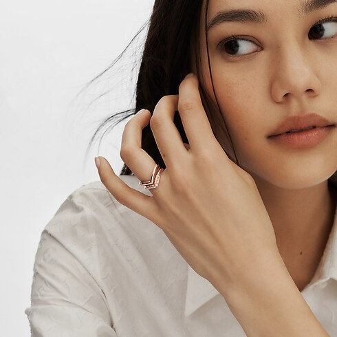 แหวน LV Diamonds V พิงค์โกลด์ in จิวเวลรี่'s หมวดหมู่ แหวนแต่งงาน collections by Louis Vuitton (การย่อ/ขยายผลิตภัณฑ์)