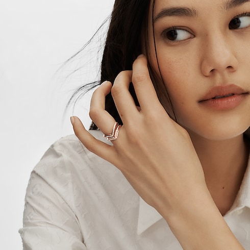 แหวน LV Diamonds V พิงค์โกลด์ in จิวเวลรี่'s หมวดหมู่ แหวนแต่งงาน collections by Louis Vuitton (การย่อ/ขยายผลิตภัณฑ์)