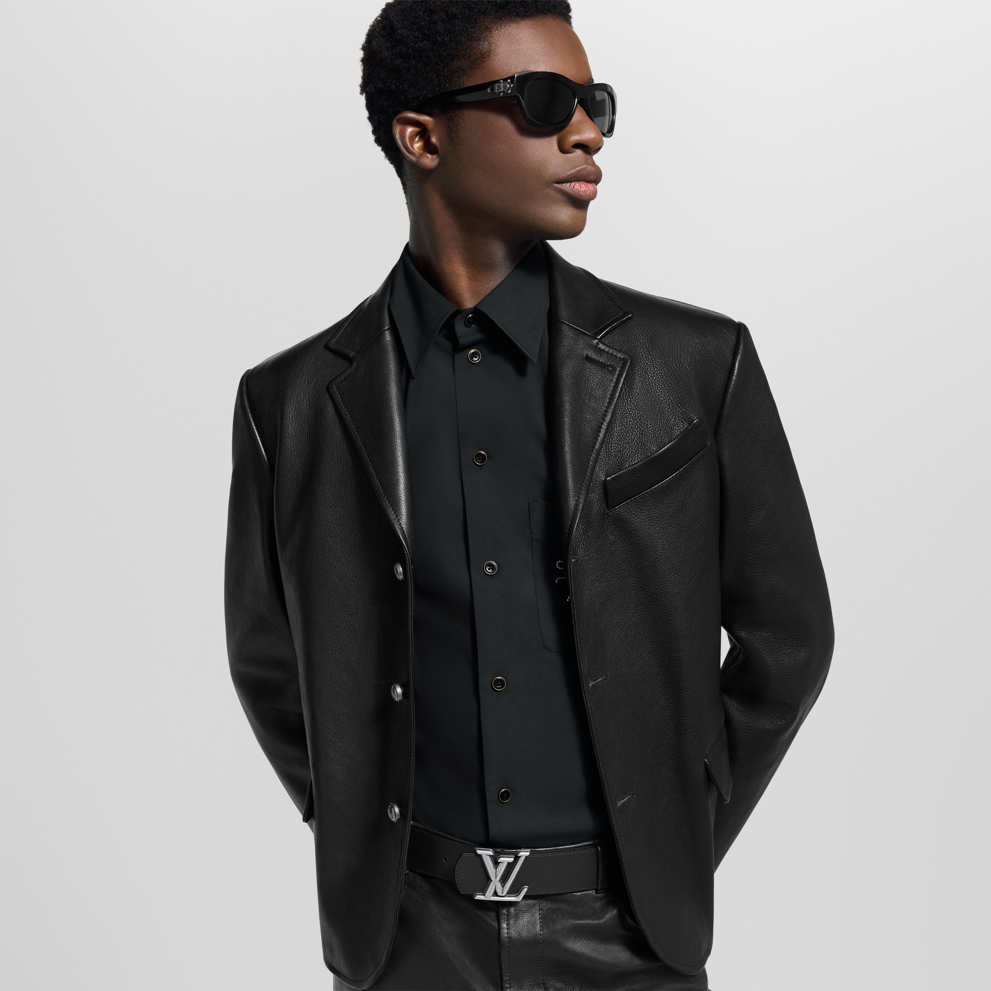 เข็มขัดรุ่น LV Dimension Rockabilly Studs ขนาด 40 มม. ใส่ได้ทั้งสองด้าน  in ผู้ชาย