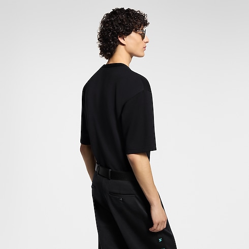 เสื้อยืดเจอร์ซีย์ปักสัญลักษณ์ LV in ผู้ชาย's เสื้อผ้า เสื้อยืด และ เสื้อโปโลสำหรับผู้ชาย collections by Louis Vuitton (การย่อ/ขยายผลิตภัณฑ์)