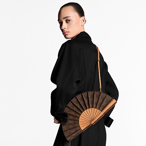 กระเป๋ารุ่น LV Fan Monogram in ผู้หญิง's กระเป๋าถือ กระเป๋าถือสำหรับผู้หญิง collections by Louis Vuitton (การย่อ/ขยายผลิตภัณฑ์)