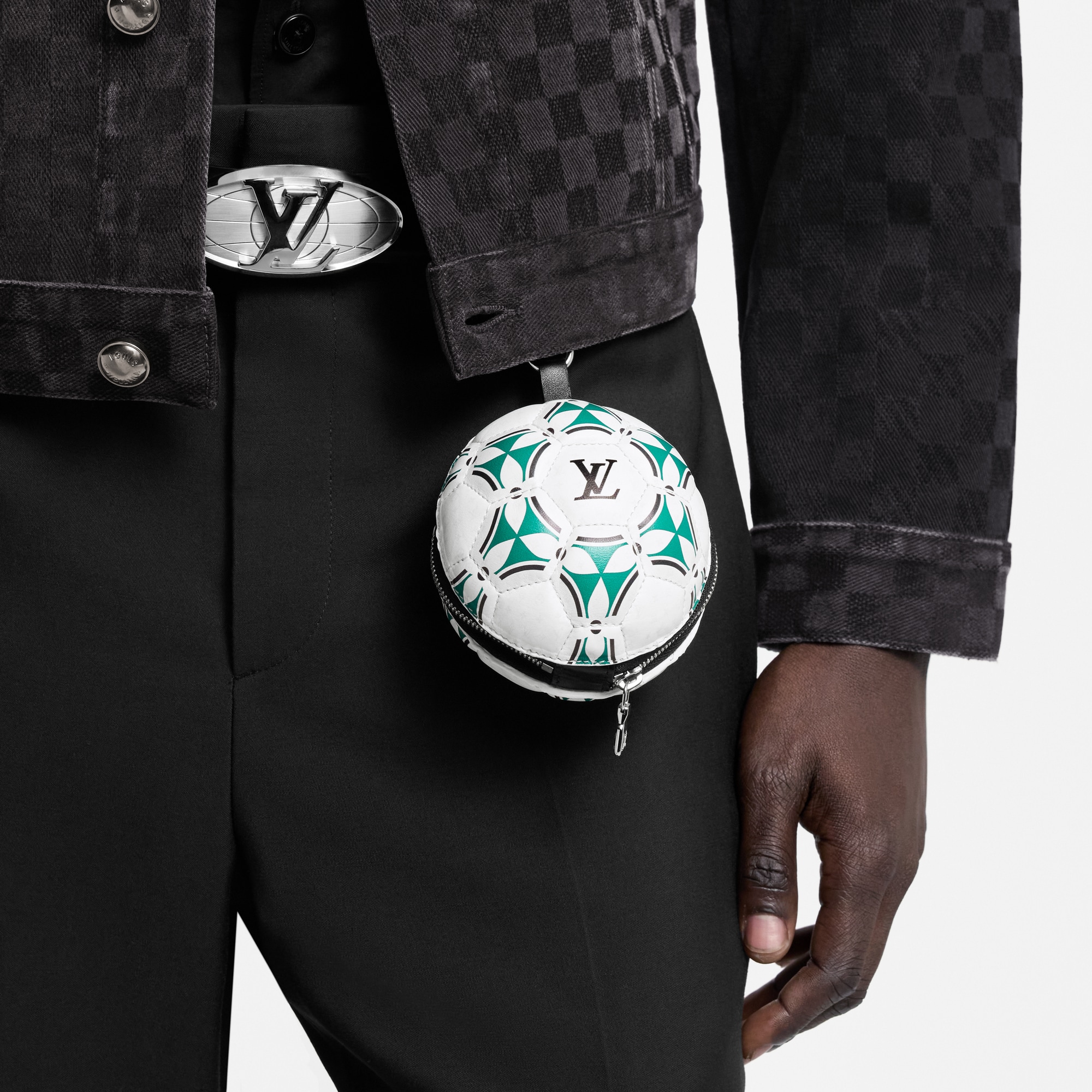 ชาร์มห้อยกระเป๋ารุ่น LV Football Pouch . in ผู้ชาย