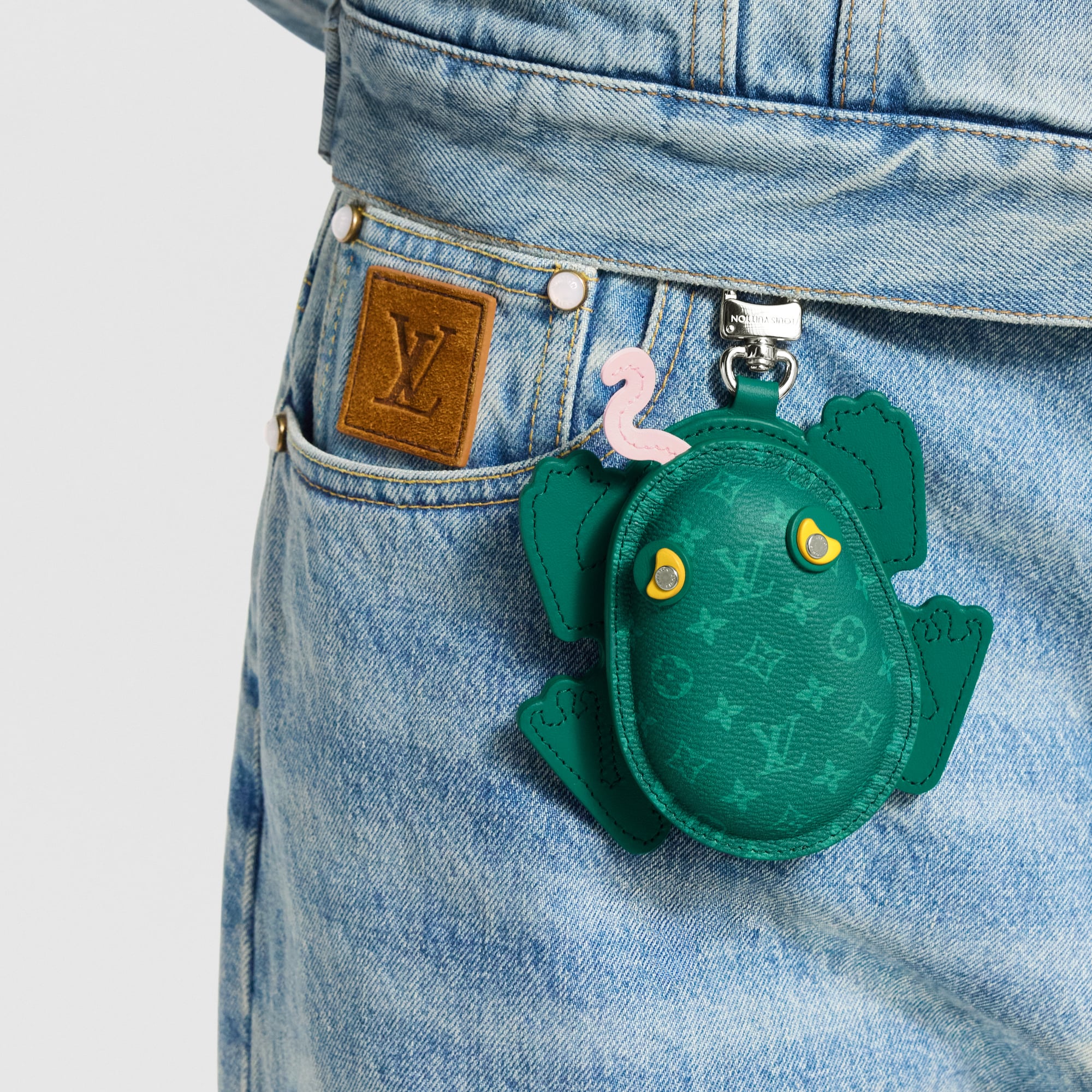 ชาร์มห้อยกระเป๋ารุ่น LV Frog . in ผู้ชาย
