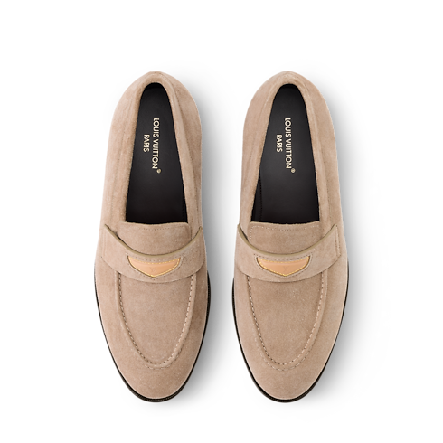 รองเท้าโลฟเฟอร์รุ่น LV Gent in ผู้ชาย's รองเท้า รองเท้าโลฟเฟอร์ และ มอคคาซินสำหรับผู้ชาย collections by Louis Vuitton (การย่อ/ขยายผลิตภัณฑ์)