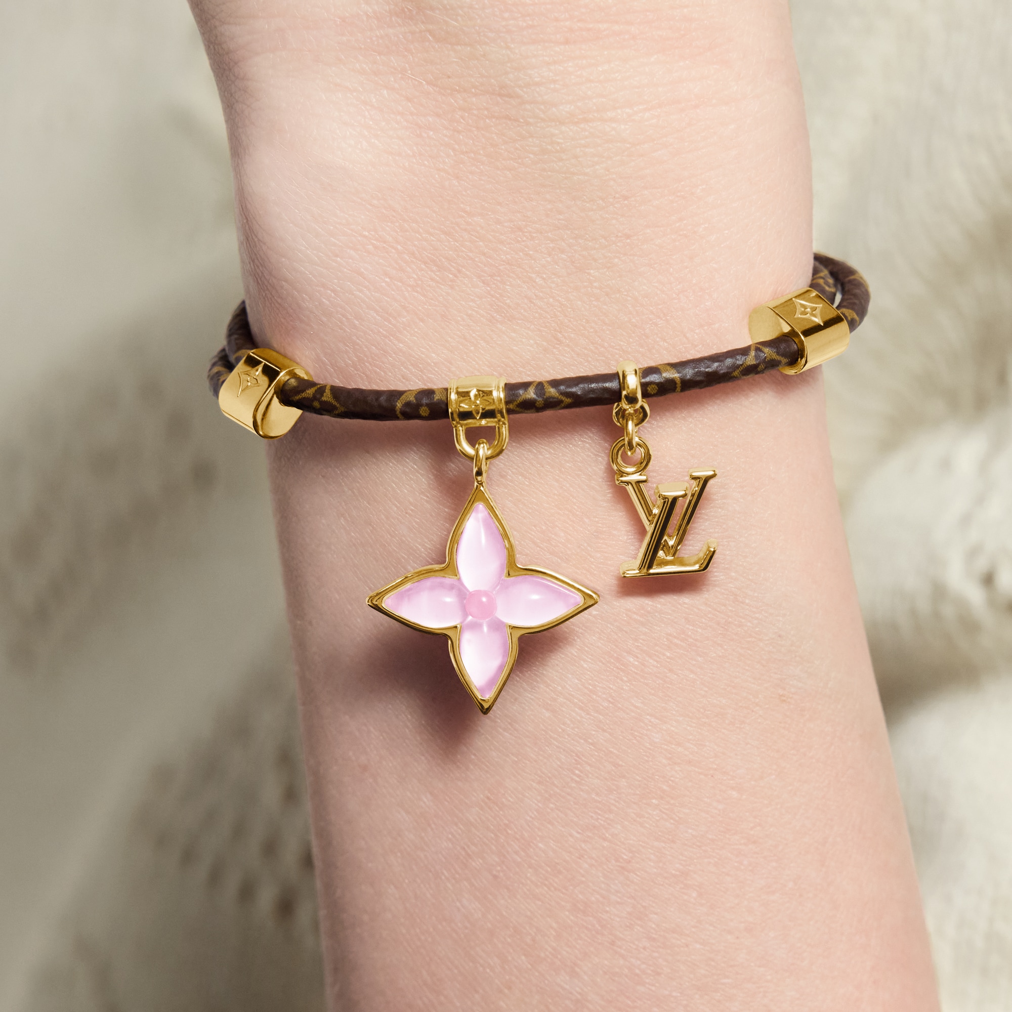 กำไลข้อมือรุ่น LV Gloss หนังประเภทอื่น in ผู้หญิง