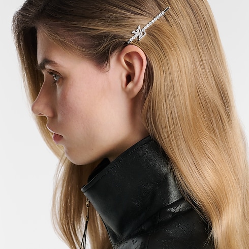 พิน LV Iconic Strass . in ผู้หญิง's แฟชั่นจิวเวลรี่ เครื่องประดับสำหรับผู้หญิง collections by Louis Vuitton (การย่อ/ขยายผลิตภัณฑ์)