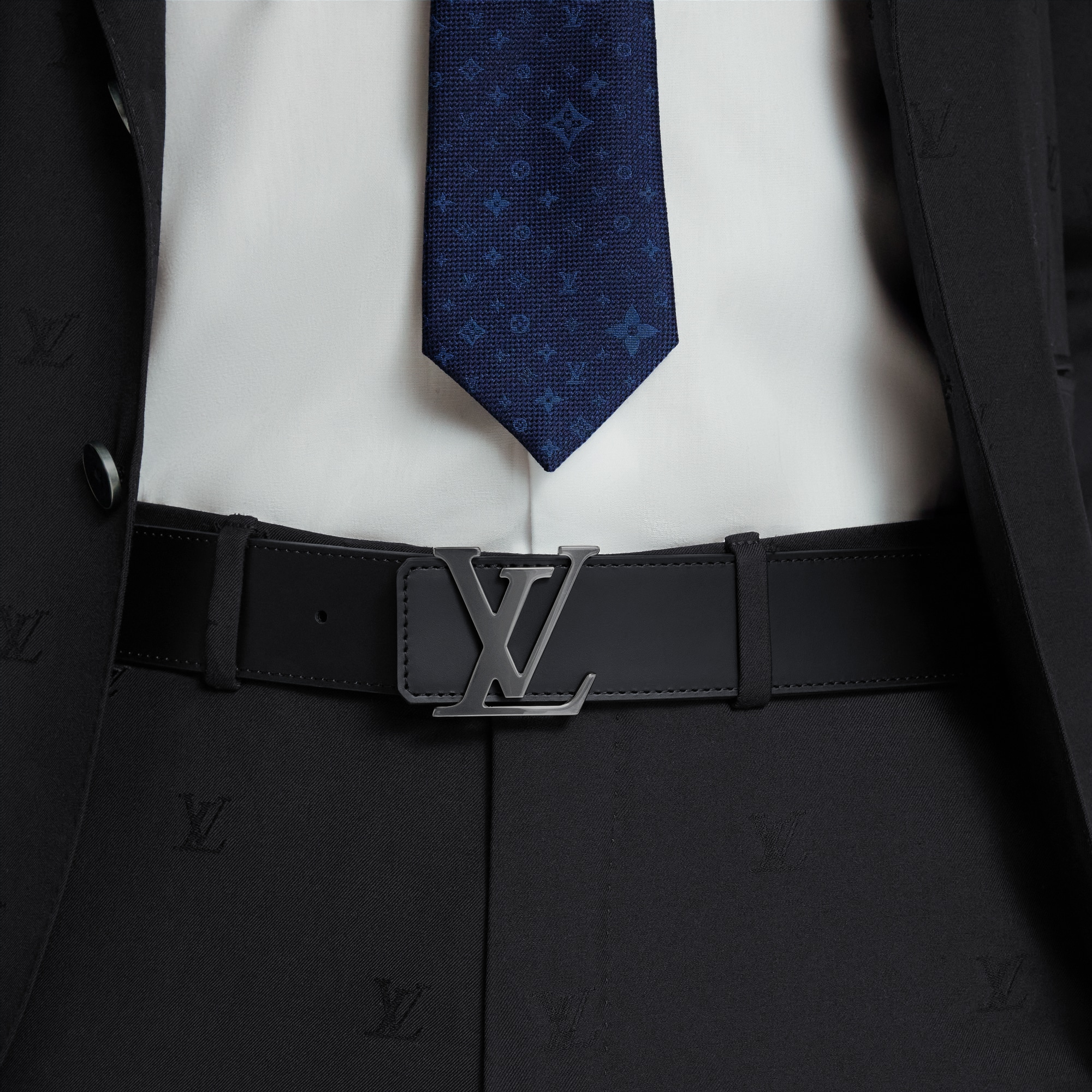 เข็มขัดรุ่น LV Initiales ขนาด 40 มม. ใส่ได้ทั้งสองด้าน Monogram Eclipse in ผู้ชาย