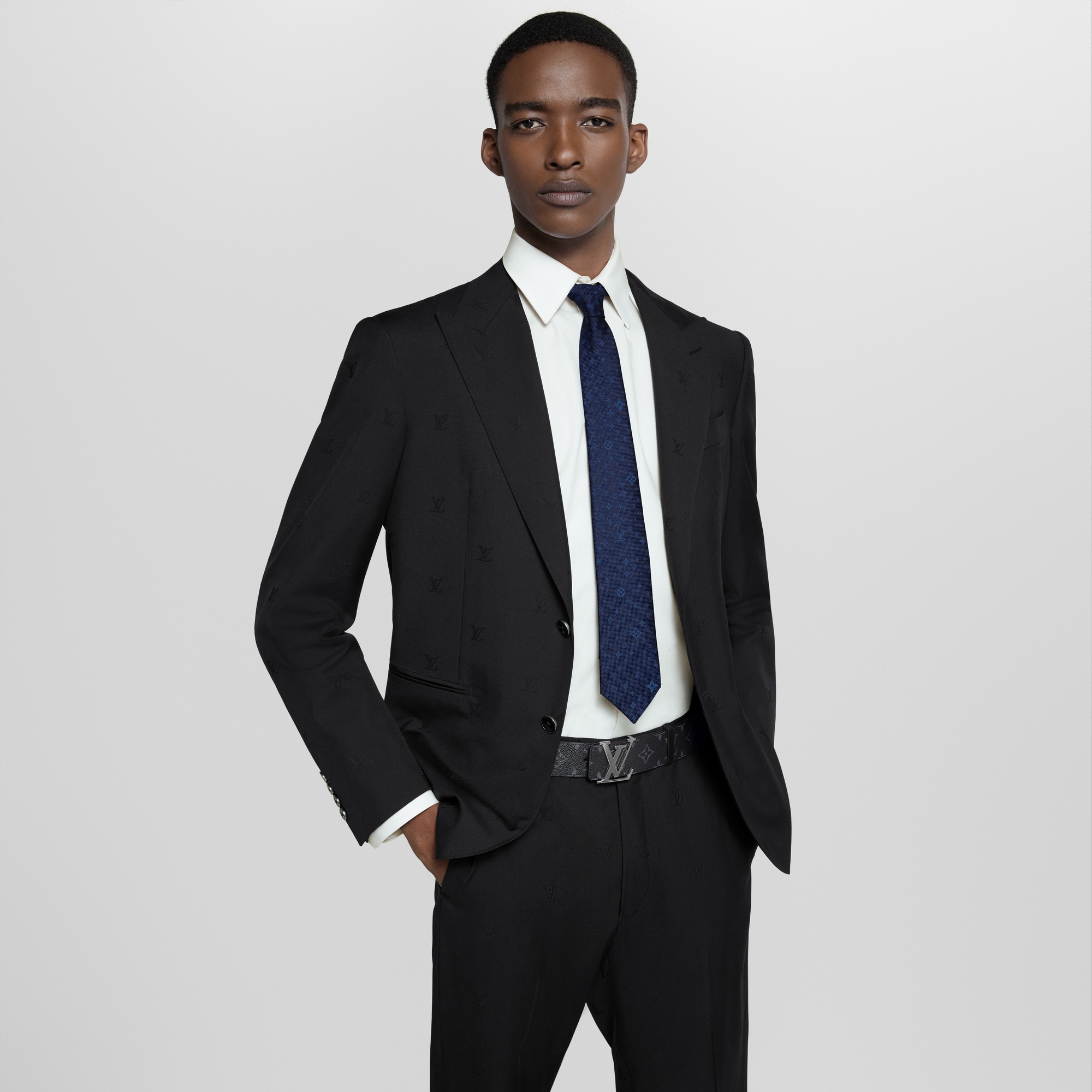 เข็มขัดรุ่น LV Initiales ขนาด 40 มม. ใส่ได้ทั้งสองด้าน Monogram Eclipse in ผู้ชาย