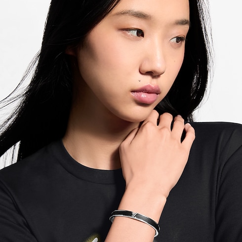 กำไลข้อมือ LV Initiales . in ผู้หญิง's แฟชั่นจิวเวลรี่ สร้อยข้อมือและกำไลข้อมือสำหรับผู้หญิง collections by Louis Vuitton (การย่อ/ขยายผลิตภัณฑ์)