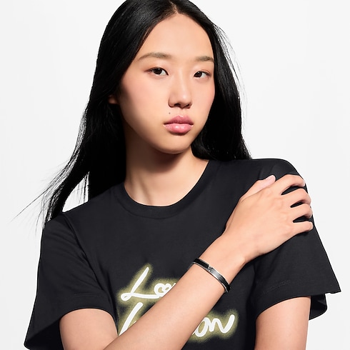 กำไลข้อมือ LV Initiales . in ผู้หญิง's แฟชั่นจิวเวลรี่ สร้อยข้อมือและกำไลข้อมือสำหรับผู้หญิง collections by Louis Vuitton (การย่อ/ขยายผลิตภัณฑ์)