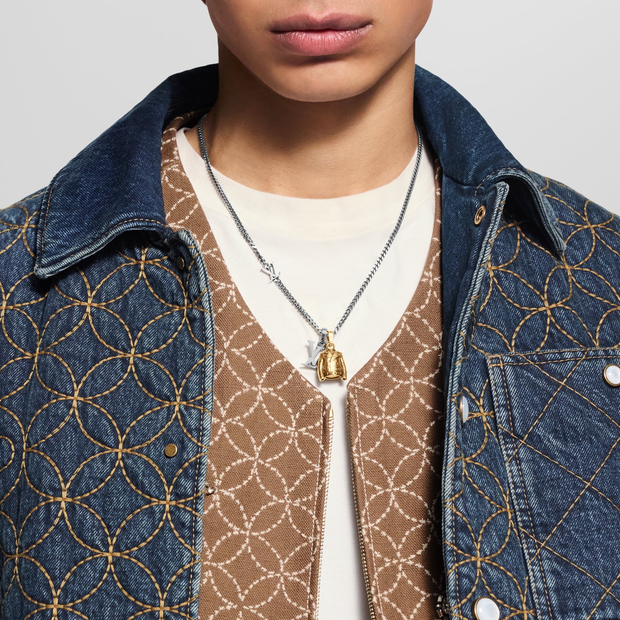 ชาร์มรุ่น LV Jacket . in ผู้ชาย