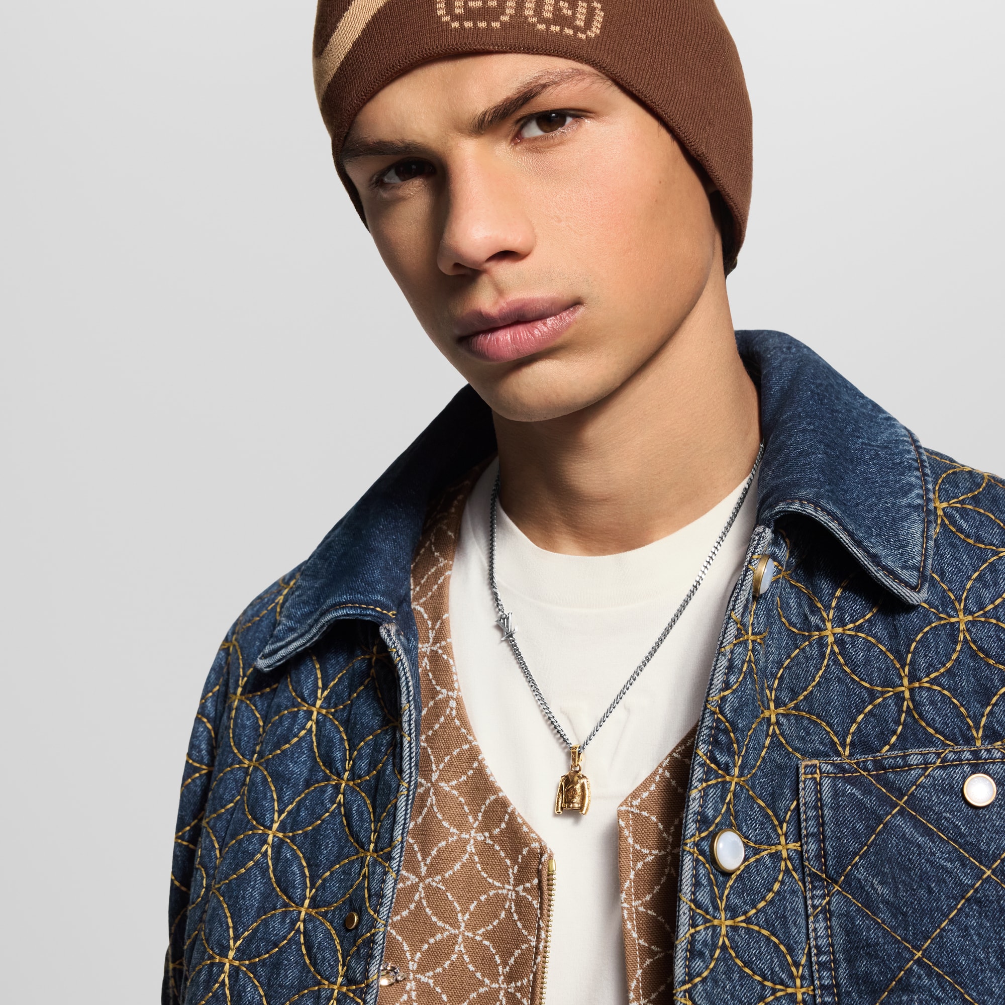 ชาร์มรุ่น LV Jacket . in ผู้ชาย