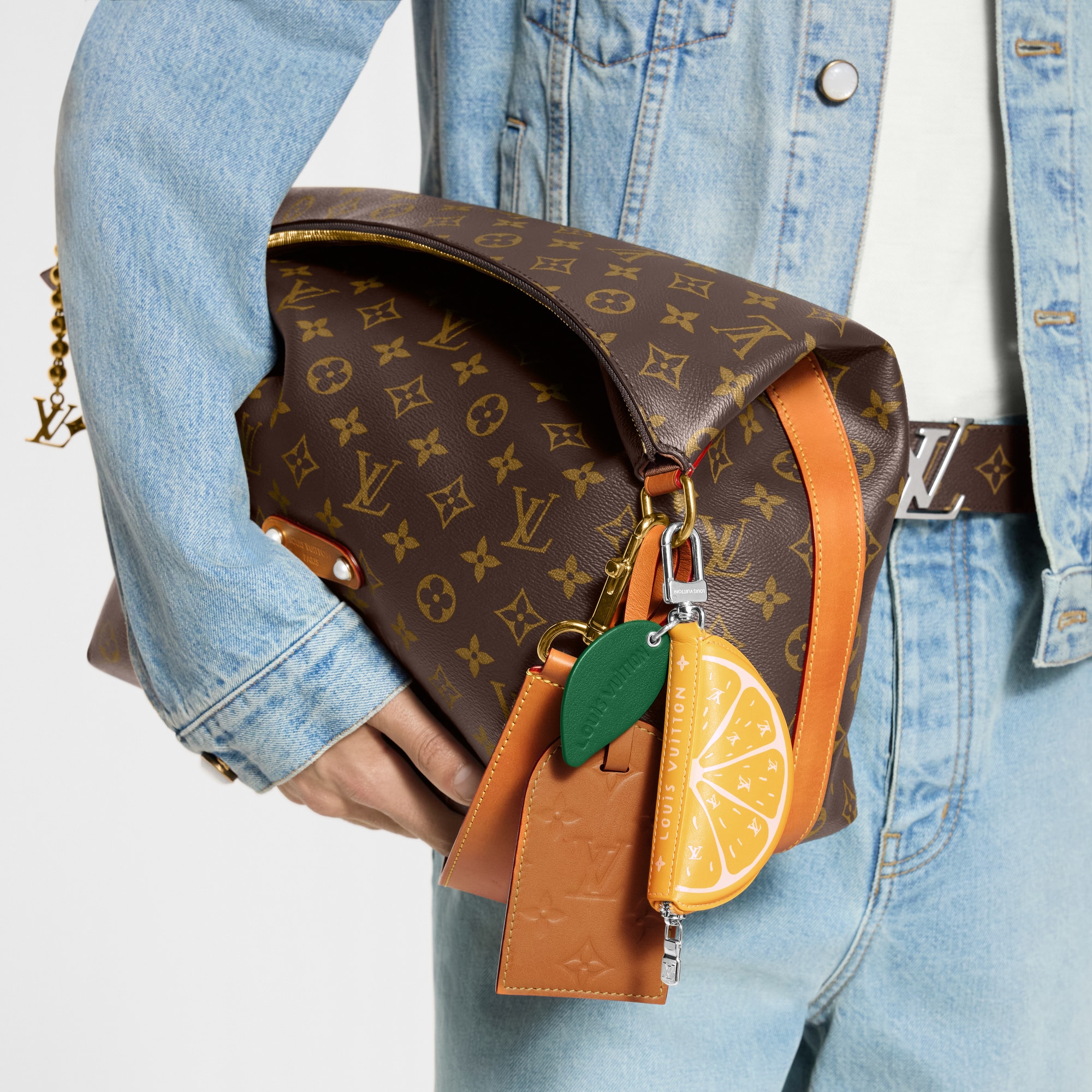 ชาร์มห้อยกระเป๋ารุ่น LV Lemon . in ผู้ชาย