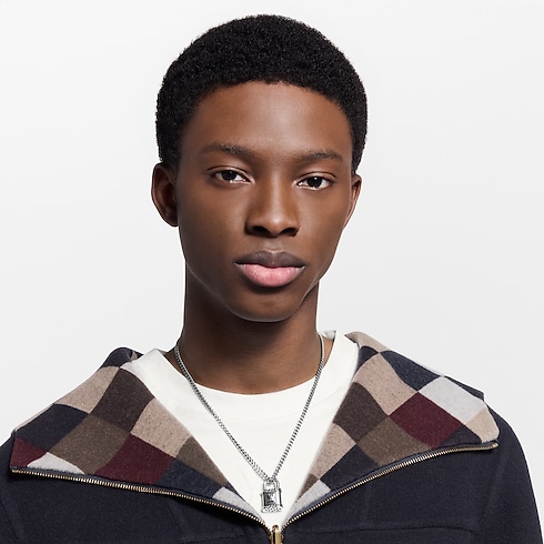 สร้อยคอ LV Lock . in ผู้ชาย's แฟชั่นจิวเวลรี่ สร้อยคอและจี้ collections by Louis Vuitton (การย่อ/ขยายผลิตภัณฑ์)