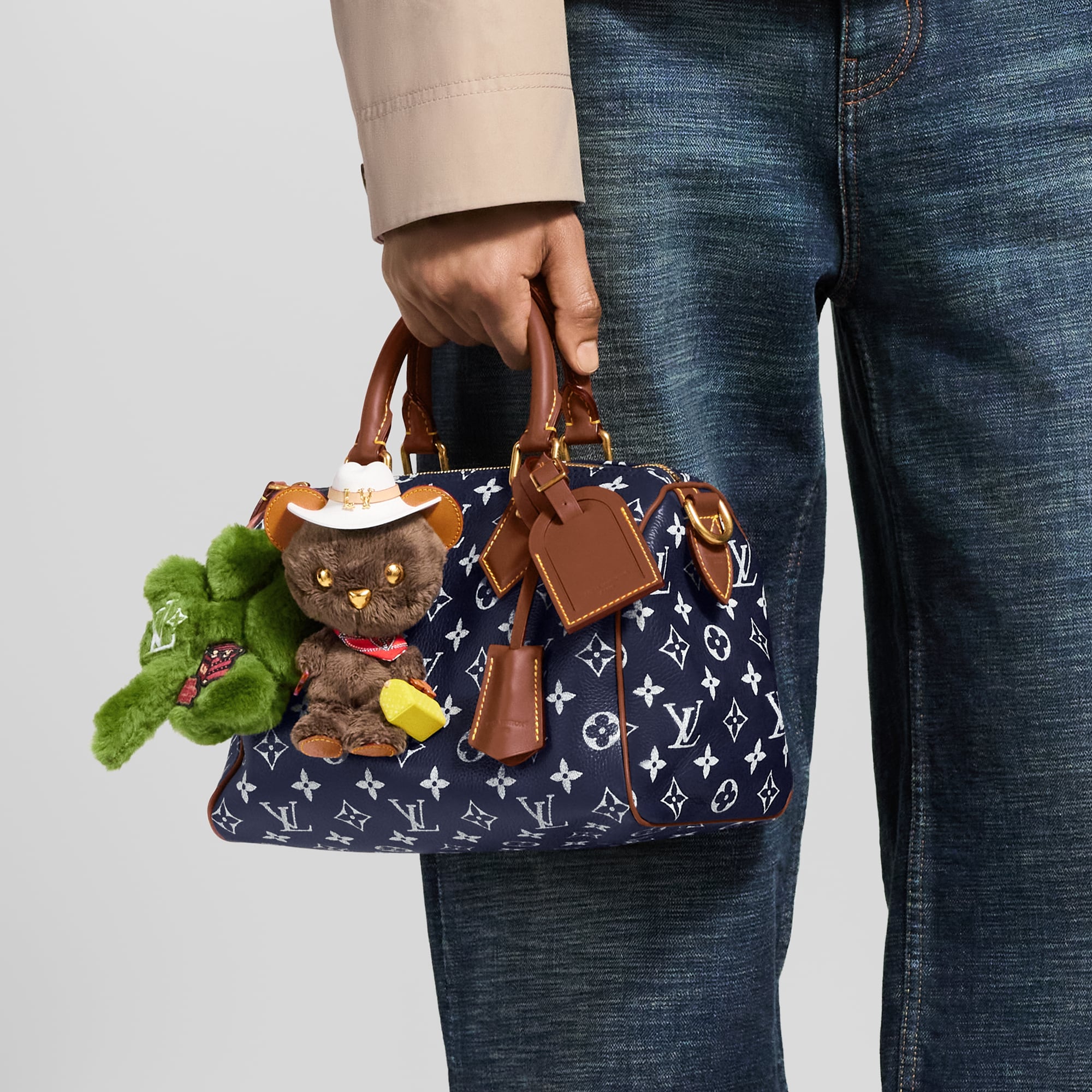 ชาร์มห้อยกระเป๋ารุ่น LV Louis Bear . in ผู้ชาย