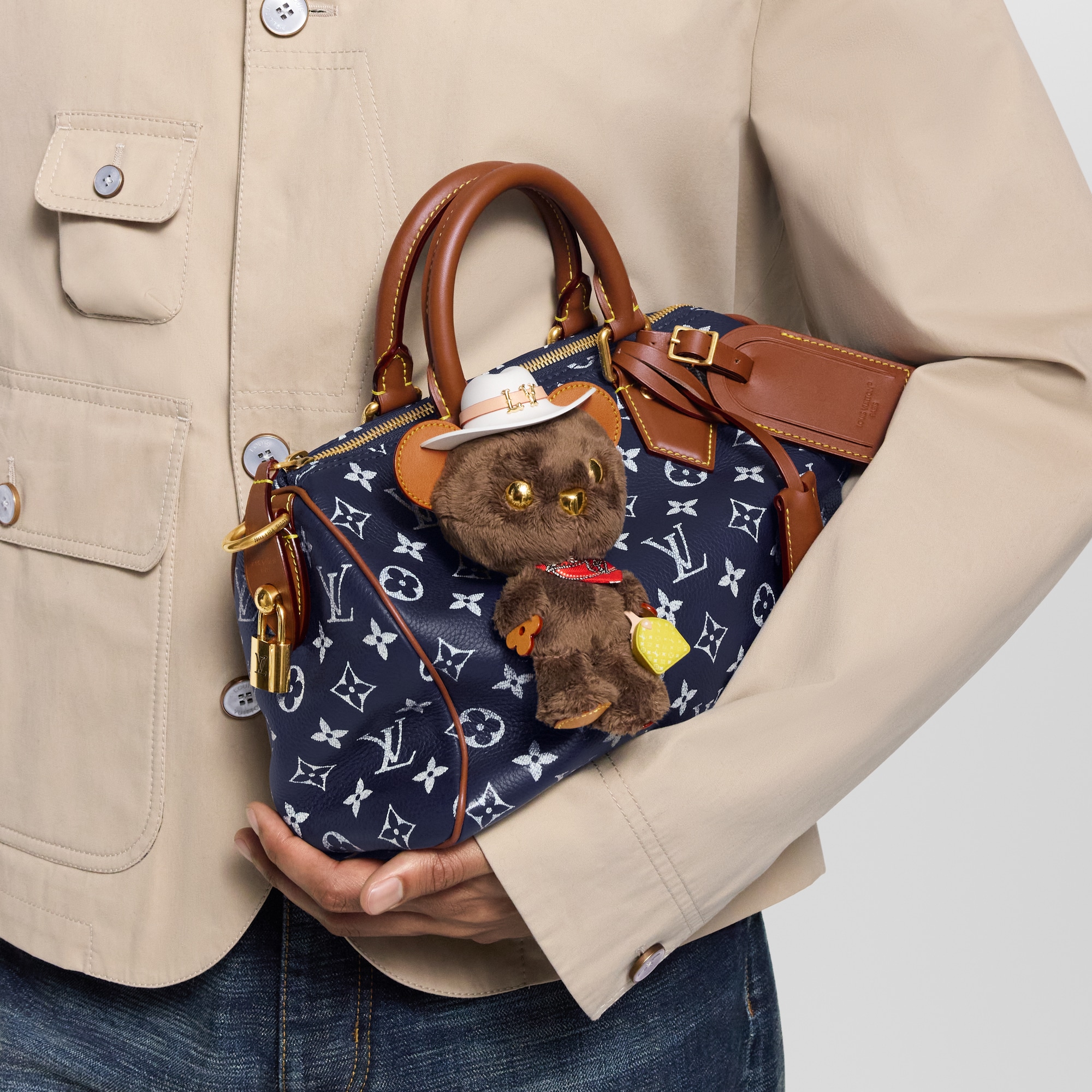 ชาร์มห้อยกระเป๋ารุ่น LV Louis Bear . in ผู้ชาย