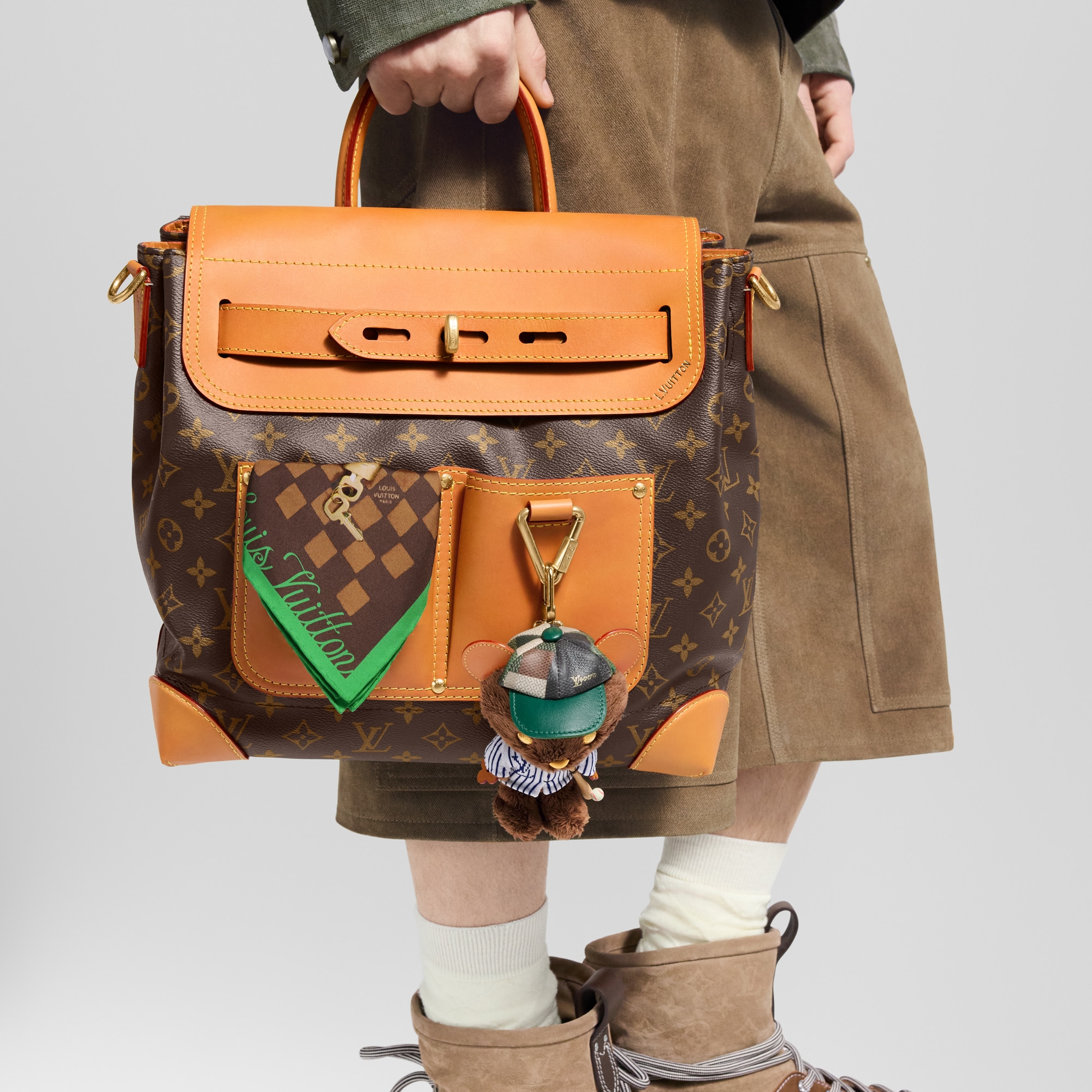 ชาร์มห้อยกระเป๋ารุ่น LV Louis Bear . in ผู้ชาย