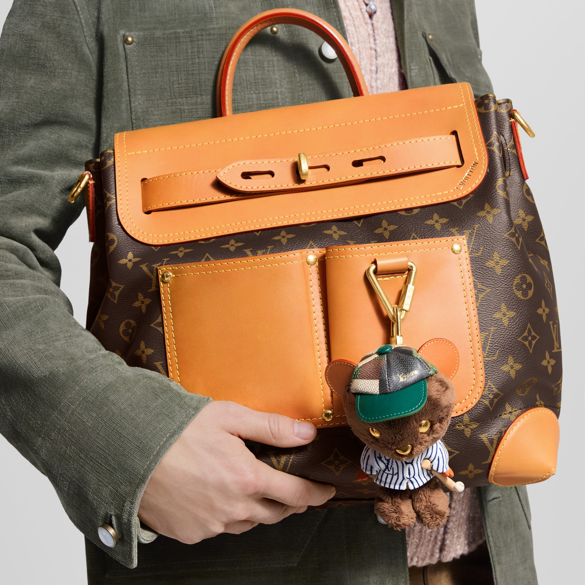 ชาร์มห้อยกระเป๋ารุ่น LV Louis Bear . in ผู้ชาย