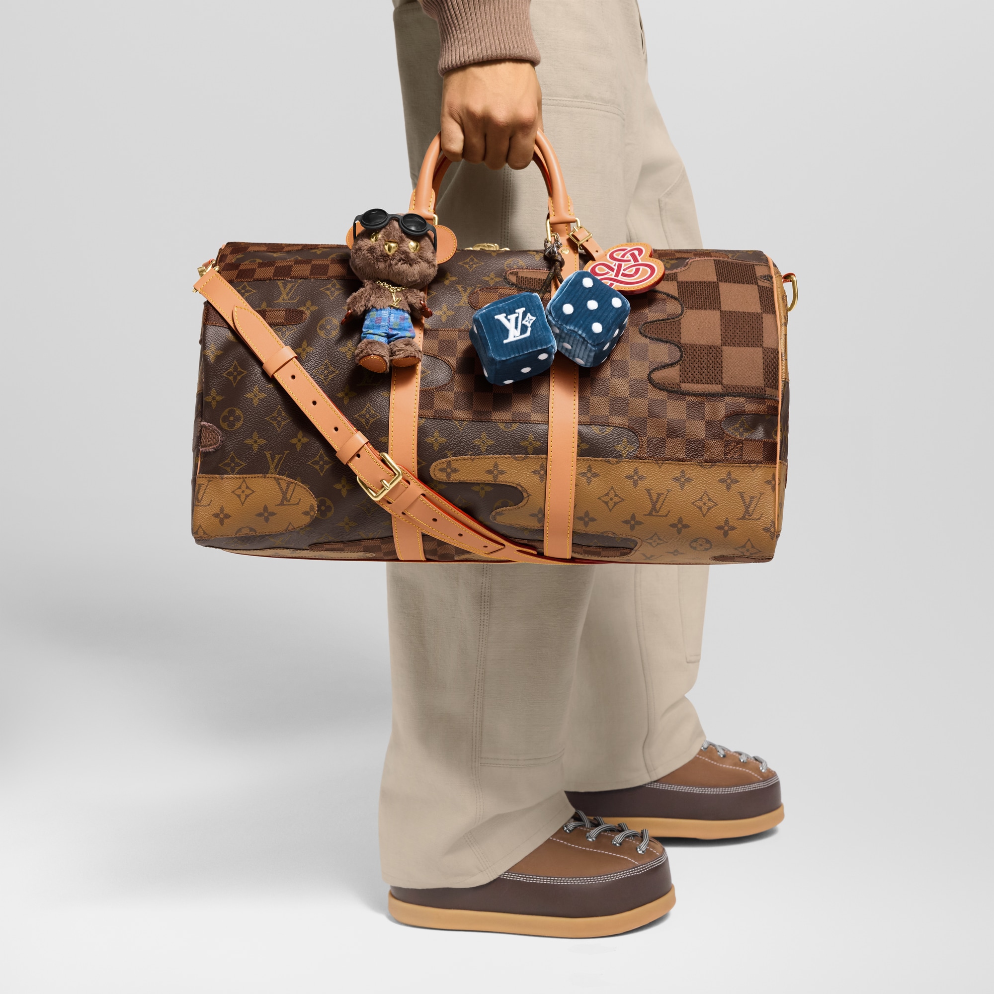 ชาร์มห้อยกระเป๋ารุ่น LV Louis Bear . in ผู้ชาย