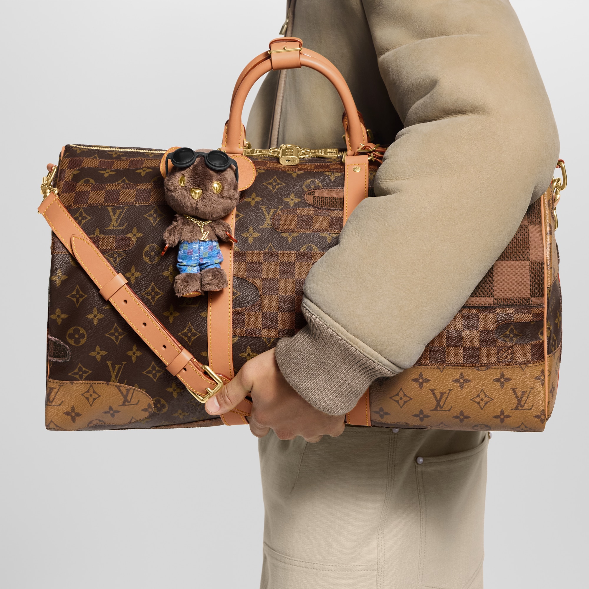 ชาร์มห้อยกระเป๋ารุ่น LV Louis Bear . in ผู้ชาย