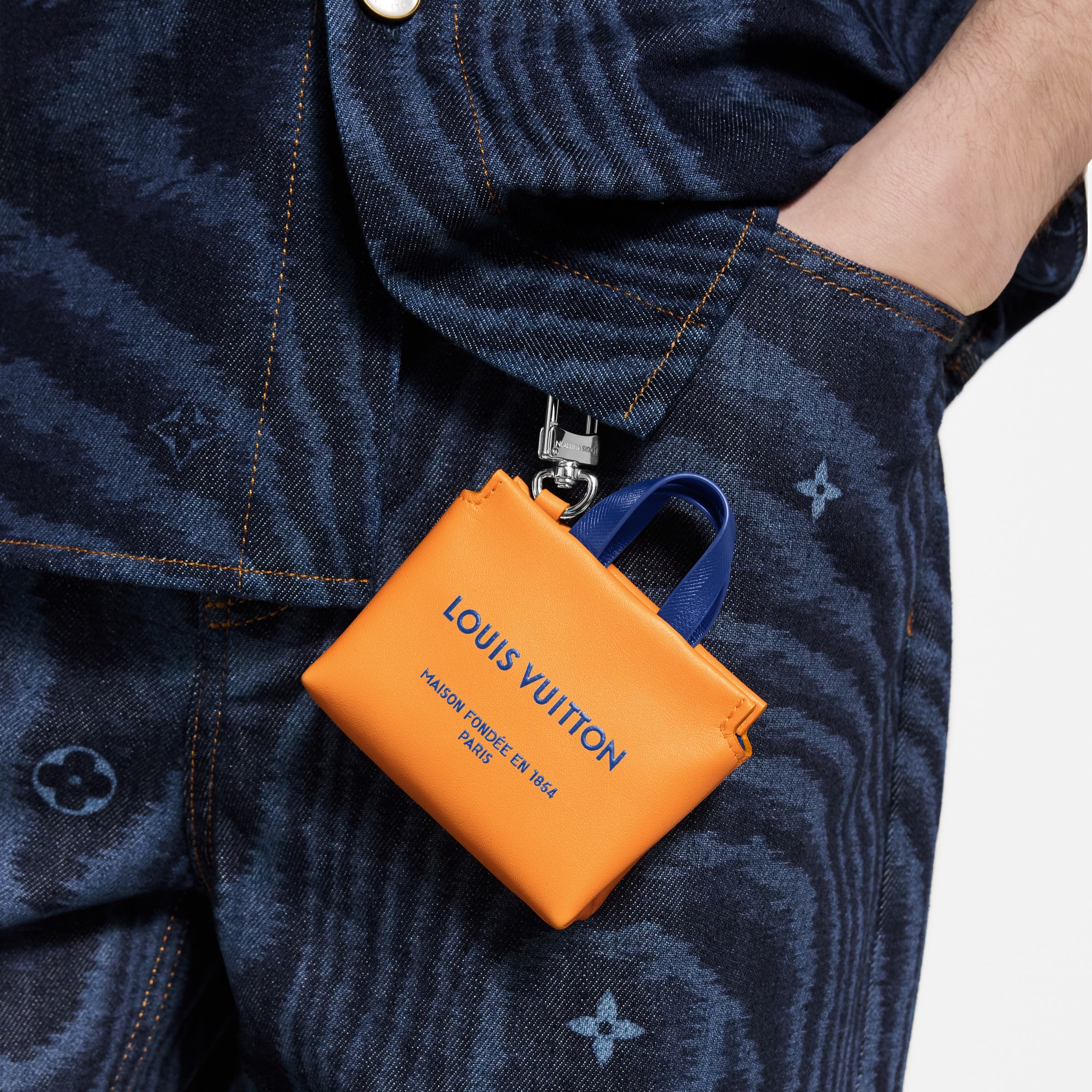 ชาร์มห้อยกระเป๋ารุ่น LV Mini Shopper . in ผู้ชาย