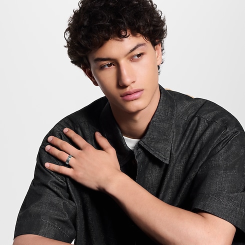 แหวนวงเล็ก LV Mosaic . in ผู้ชาย's แฟชั่นจิวเวลรี่ แหวน collections by Louis Vuitton (การย่อ/ขยายผลิตภัณฑ์)