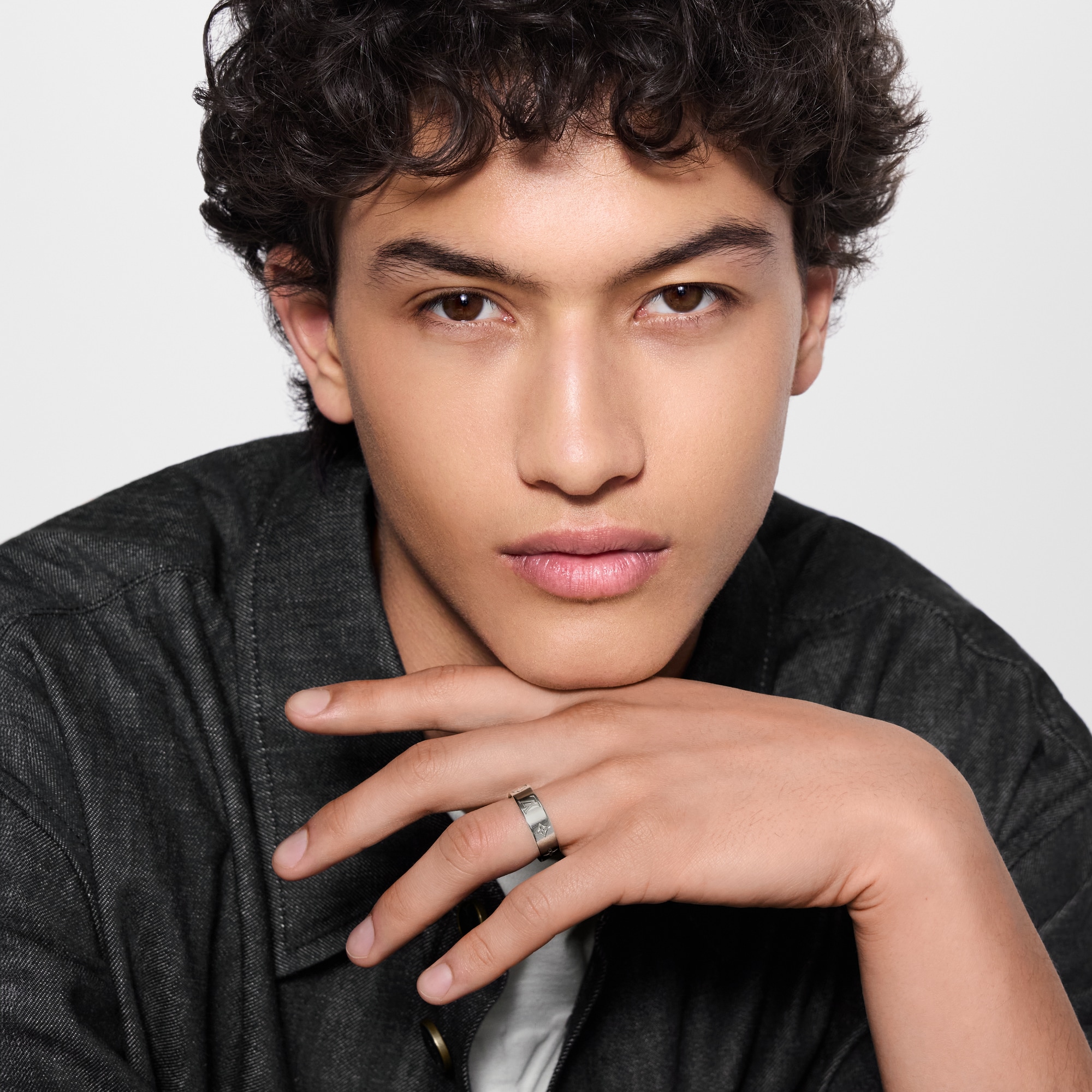 แหวนวงเล็ก LV Mosaic . in ผู้ชาย