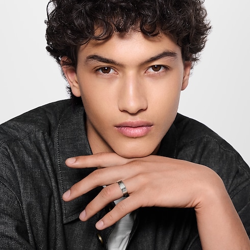 แหวนวงเล็ก LV Mosaic . in ผู้ชาย's แฟชั่นจิวเวลรี่ แหวน collections by Louis Vuitton (การย่อ/ขยายผลิตภัณฑ์)