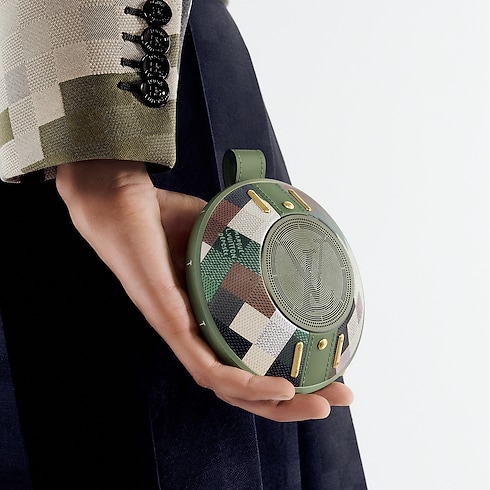 ลำโพงรุ่น LV Nanogram Damoflage in Les Extraordinaires's ศิลปะนาฬิกา อุปกรณ์เชื่อมต่อ collections by Louis Vuitton (การย่อ/ขยายผลิตภัณฑ์)