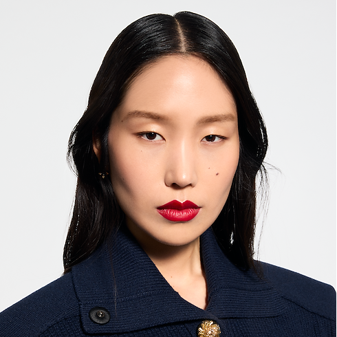 LV Rouge - รีฟิลลิปสติกเนื้อซาติน in น้ำหอมและความงาม's ลิปสติก } collections by Louis Vuitton (การย่อ/ขยายผลิตภัณฑ์)