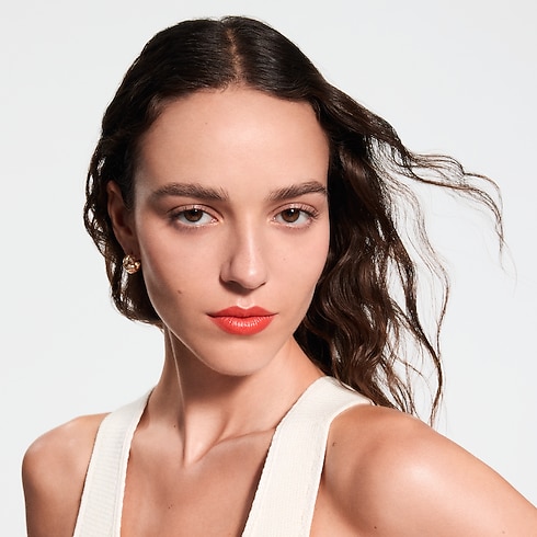 LV Rouge - รีฟิลลิปสติกเนื้อซาติน in น้ำหอมและความงาม's ลิปสติก } collections by Louis Vuitton (การย่อ/ขยายผลิตภัณฑ์)