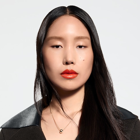 LV Rouge - รีฟิลลิปสติกเนื้อซาติน in น้ำหอมและความงาม's ลิปสติก } collections by Louis Vuitton (การย่อ/ขยายผลิตภัณฑ์)