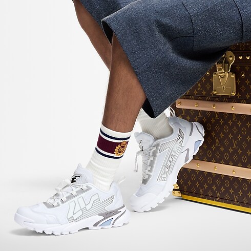 รองเท้าผ้าใบรุ่น LV Runner Tatic in ผู้ชาย's รองเท้า รองเท้าผ้าใบสำหรับผู้ชาย collections by Louis Vuitton (การย่อ/ขยายผลิตภัณฑ์)