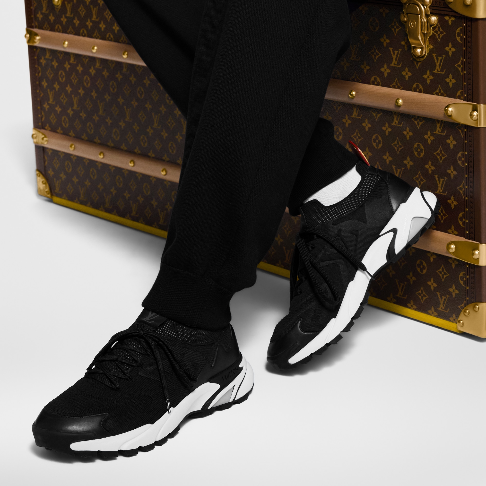 รองเท้าผ้าใบรุ่น LV Runner Tatic  in ผู้ชาย