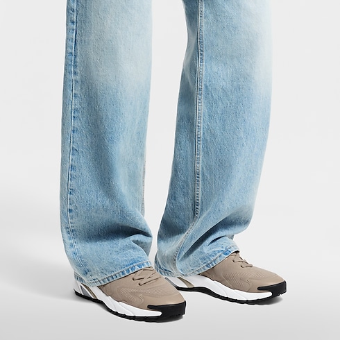 รองเท้าผ้าใบรุ่น LV Runner Tatic in ผู้ชาย's รองเท้า รองเท้าโลฟเฟอร์ และ มอคคาซินสำหรับผู้ชาย collections by Louis Vuitton (การย่อ/ขยายผลิตภัณฑ์)