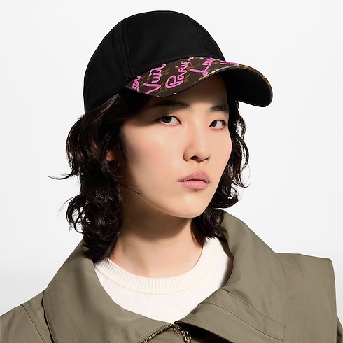 หมวกแก๊ปรุ่น LV Script . in ผู้หญิง's แอคเซสเซอรี่ หมวกและถุงมือสำหรับผู้หญิง collections by Louis Vuitton (การย่อ/ขยายผลิตภัณฑ์)
