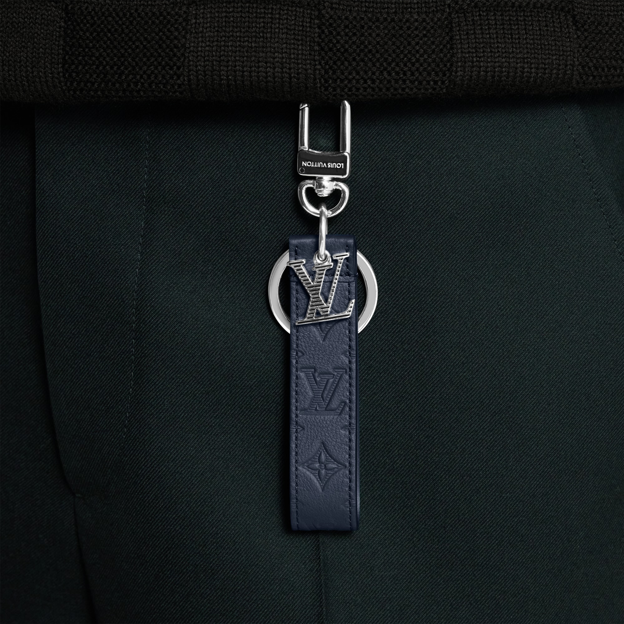 ชาร์มห้อยกระเป๋าและพวงกุญแจรุ่น LV Shadow Dragonne . in ผู้ชาย