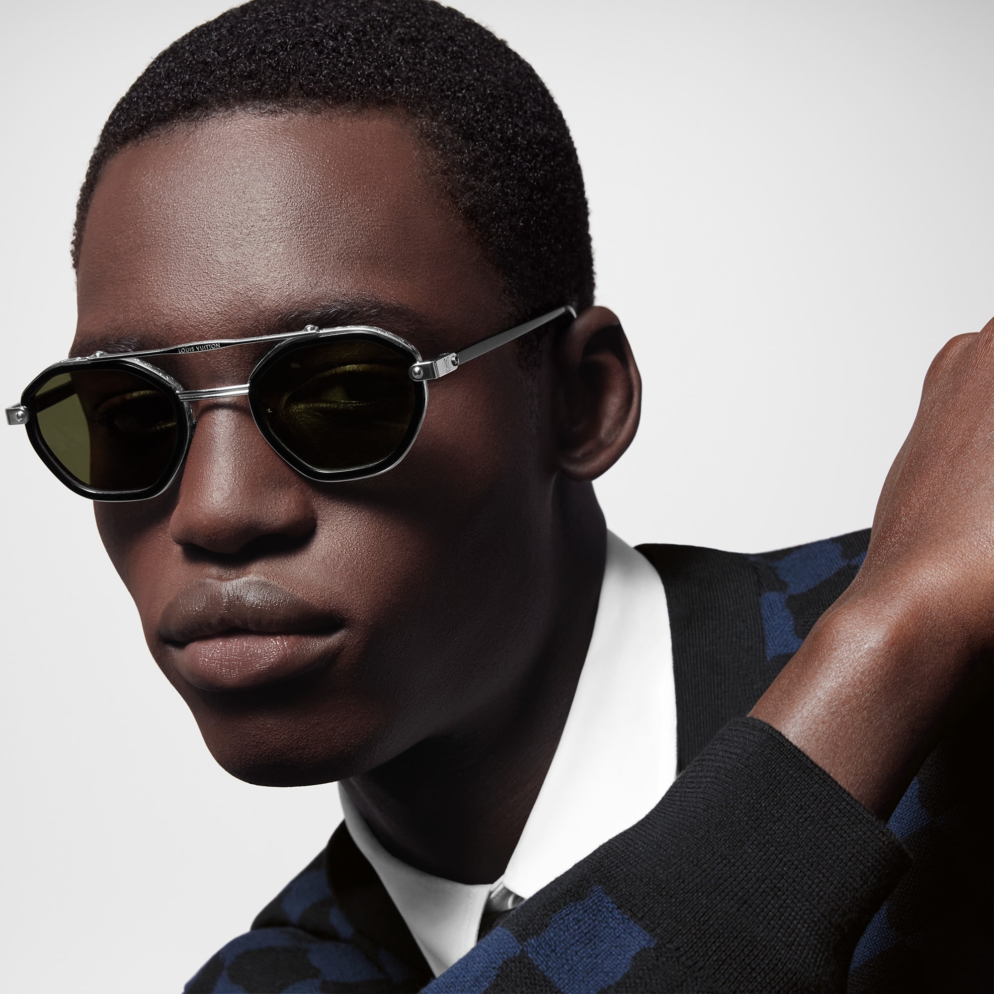 แว่นตากันแดดทรงกลมรุ่น LV Signature Duo . in ผู้ชาย