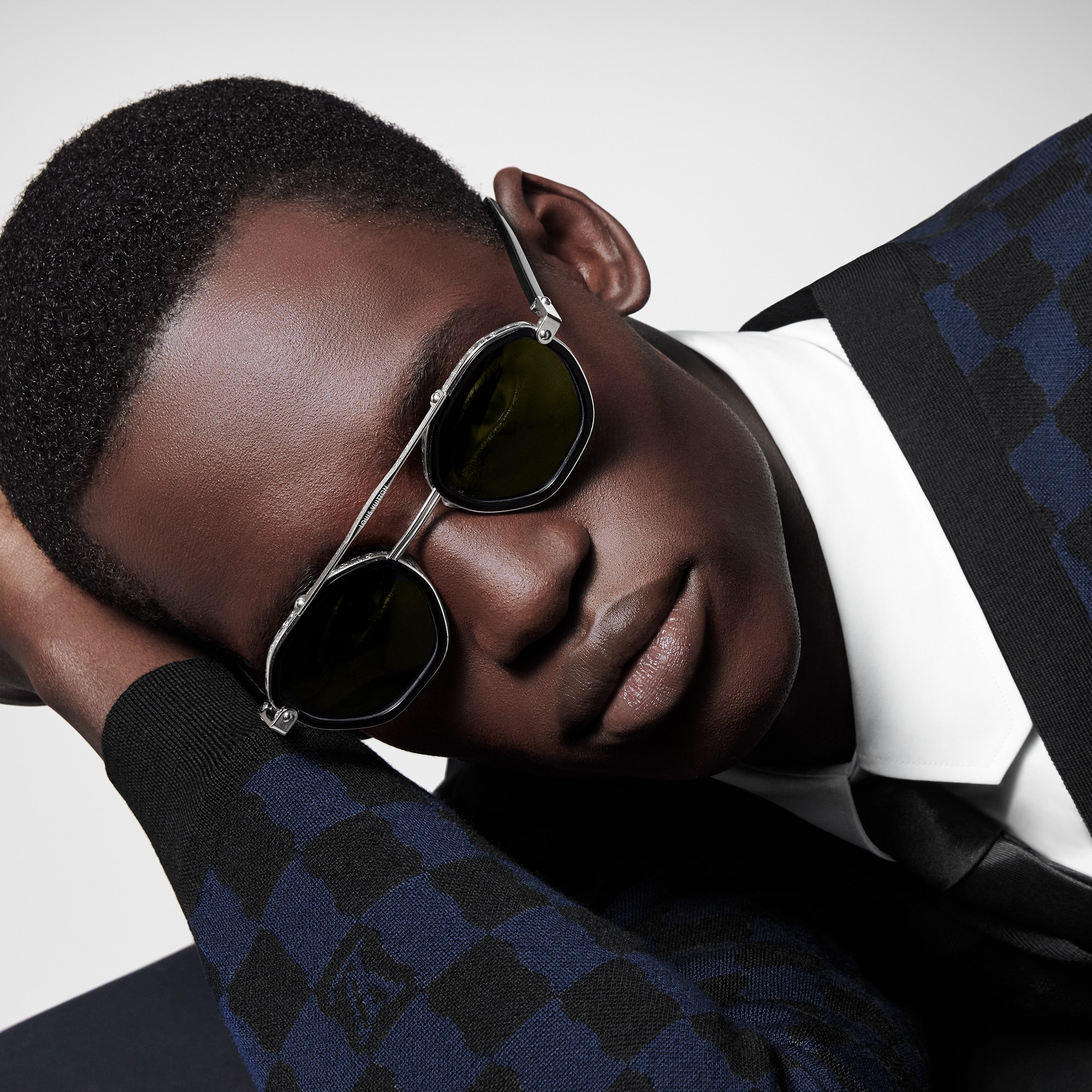 แว่นตากันแดดทรงกลมรุ่น LV Signature Duo . in ผู้ชาย