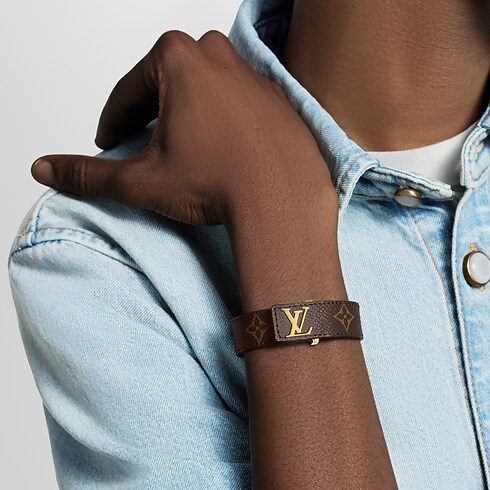 กำไลข้อมือ LV Slim Monogram in ผู้ชาย's แฟชั่นจิวเวลรี่ กำไลและสร้อยข้อมือ collections by Louis Vuitton (การย่อ/ขยายผลิตภัณฑ์)