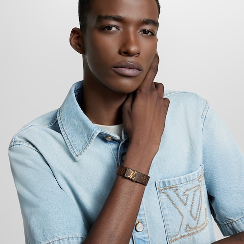 กำไลข้อมือ LV Slim Monogram in ผู้ชาย's แฟชั่นจิวเวลรี่ กำไลและสร้อยข้อมือ collections by Louis Vuitton (การย่อ/ขยายผลิตภัณฑ์)