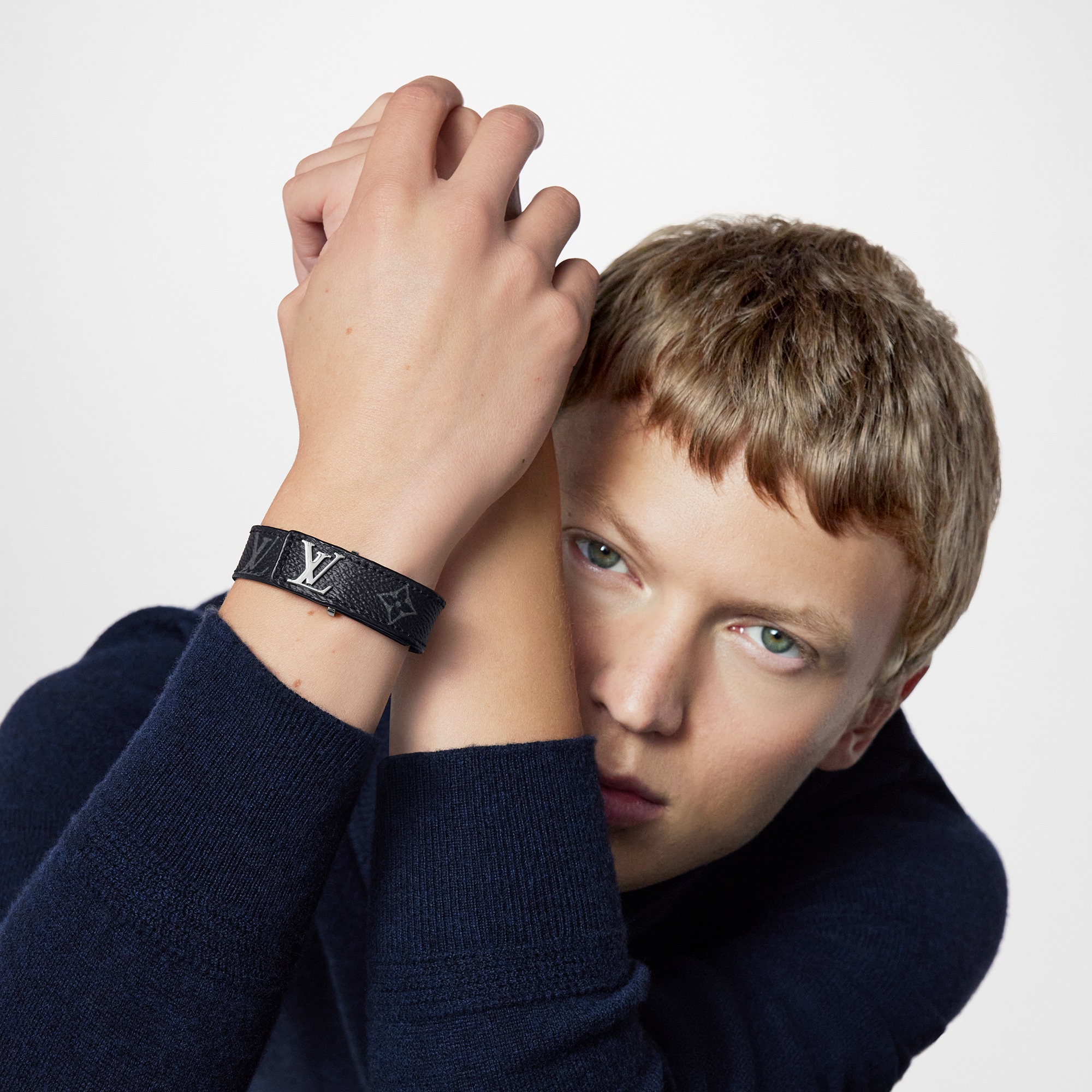 กำไลข้อมือ LV Slim  Monogram Eclipse in ผู้ชาย